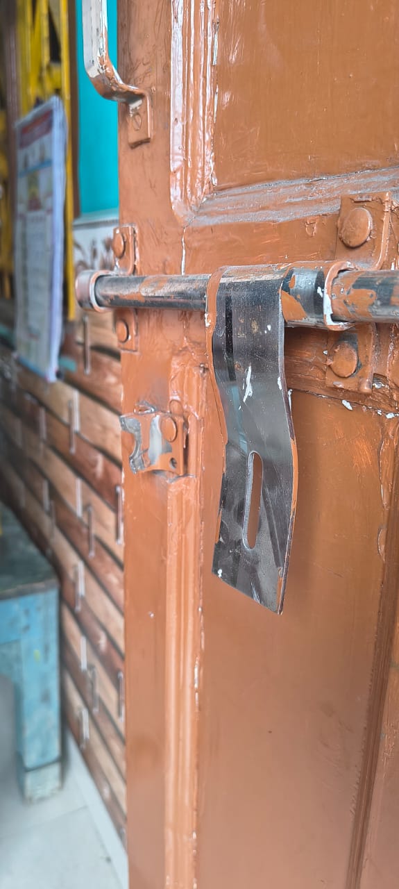 सूने घर का ताला तोड़ कर की गई चोरी।