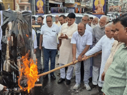 कांग्रेस कार्यकर्त्ताओं ने जाट बाजार में PM का पुतला फूंका।