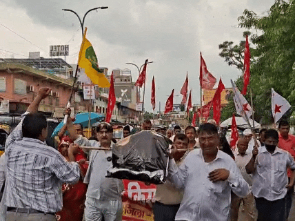 संयुक्त किसान मोर्चे ने आज आक्रोश रैली निकालकर कलेक्ट्रेट पर विरोध-प्रदर्शन किया।