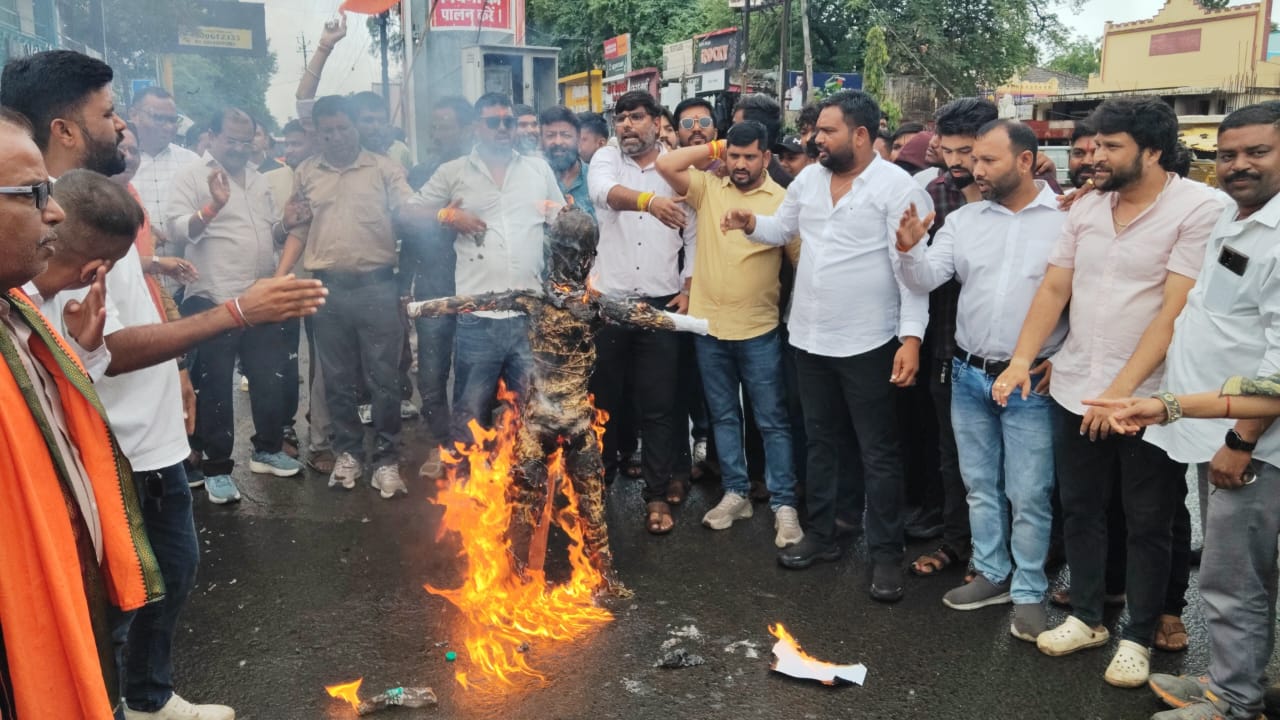 नगर युवा मोर्चा द्वारा पुतला जलाया गया