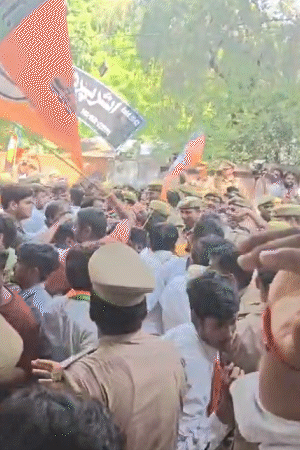 प्रदर्शन के दौरान पुलिसकर्मियों और भाजपा कार्यकर्ताओं में धक्का-मुक्की की स्थिति बन गई।