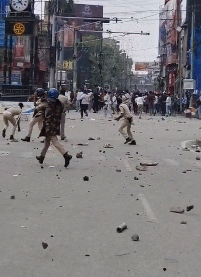 लखनऊ में कांग्रेस कार्यालय पर महिला कार्यकर्ता लाठी लेकर तैनात: भाजपा की कांग्रेस दफ्तर घेराव की कोशिश; पटना में पत्थरबाजी, जयपुर में वाटर कैनन चलाई प्रदर्शन के दौरान पुलिस ने भीड़ को खदेड़ दिया। सड़कों पर बड़े-बड़े ईंट और पत्थर बिखरे हुए नजर आए।