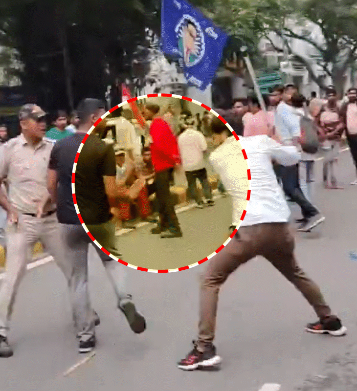 इस वीडियो में एक शख्स सादे कपड़ों में लाठी लिए बैठा है। उसका हुलिया, कान की बाली, बाल वगैरह देखकर सुरक्षाकर्मी नहीं लग रहा। जब पूछा गया कि सादे कपड़ों में क्यों हो, तो वर्दीधारी पुलिसवालों के साथ लोगों पर लाठियां बरसाने लगता है।