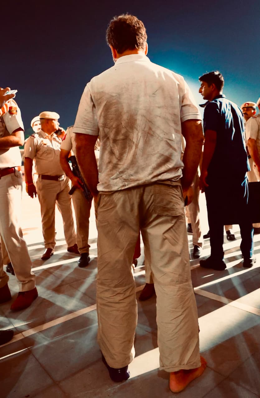राहुल गांधी को छत्रसाल स्टेडियम में बने डिटेंशन सेंटर से रखा गया था। जब उन्हें रिहा किया गया तब उनके एक पैर में जूता नहीं था। तस्वीर पीछे से ली गई थी, उनके कपड़े गंदे थे।