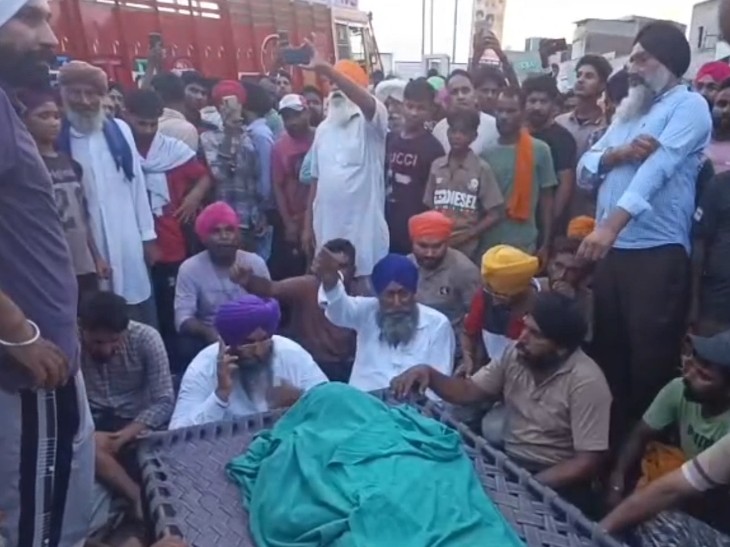 परिजन और लोग सड़क पर शव रखकर प्रदर्शन करते हुए।