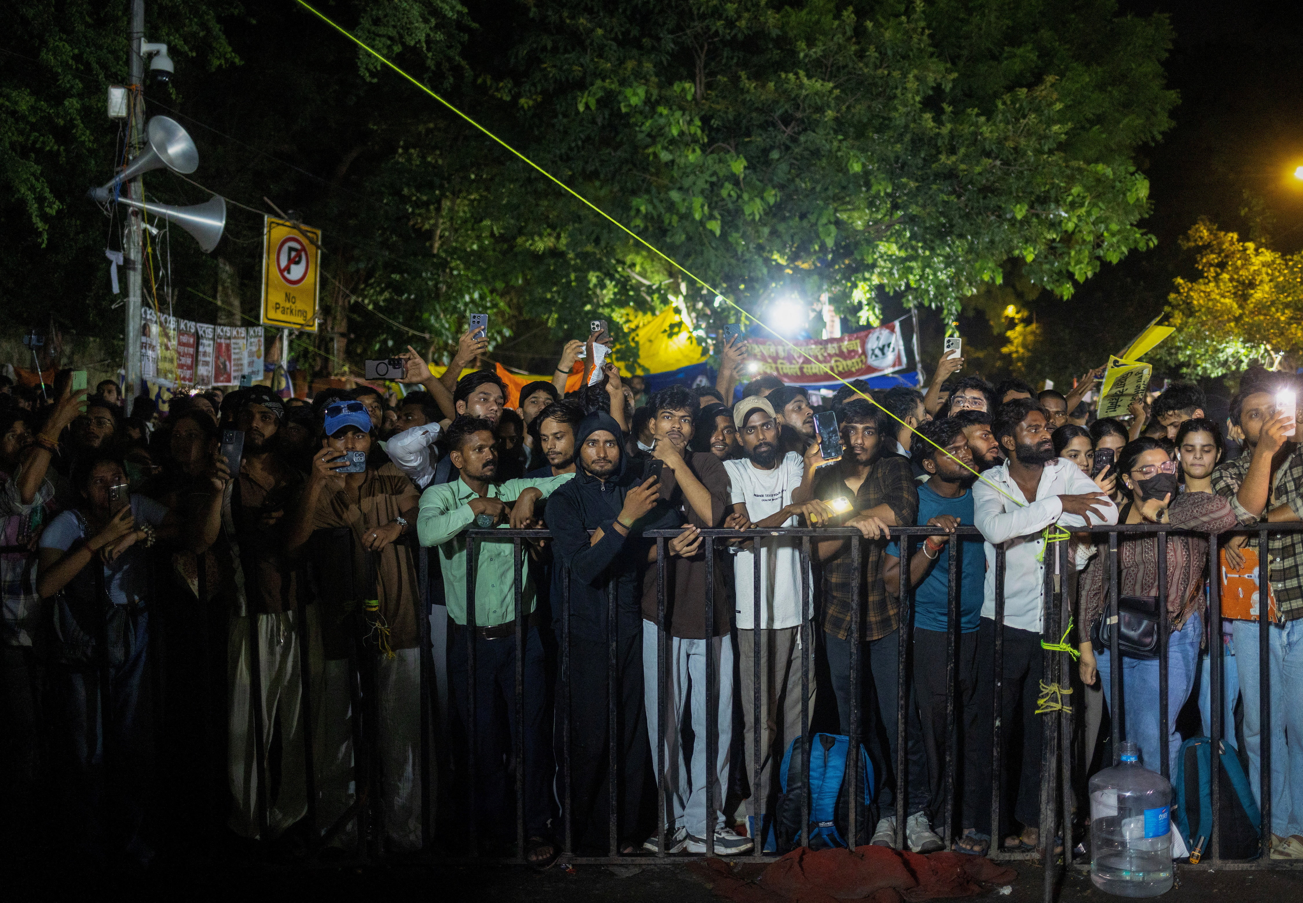 शिक्षा मंत्री धर्मेंद्र प्रधान के इस्तीफे की मांग को लेकर कॉकरोच जनता पार्टी के प्रदर्शन में हजारों लोग मंगलवार रात शामिल हुए।