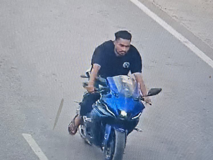 युवक तेज रफ्तार में पावर बाइक चलाकर खतरनाक स्टंट करता हुआ सीसीटीवी कैमरे में हुआ था कैद।