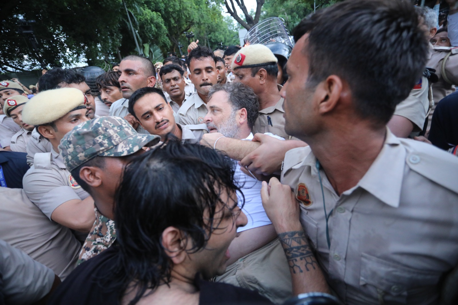 राहुल गांधी ने 21 जुलाई को पीएम आवास के पास नीट पेपर लीक मामले में करीब 3 घंटे तक प्रदर्शन किया। पुलिस और सुरक्षाबलों ने उन्हें हटाने की कोशिश की। जब वे नहीं माने तो जवानों ने राहुल को जबरदस्ती उठा लिया।