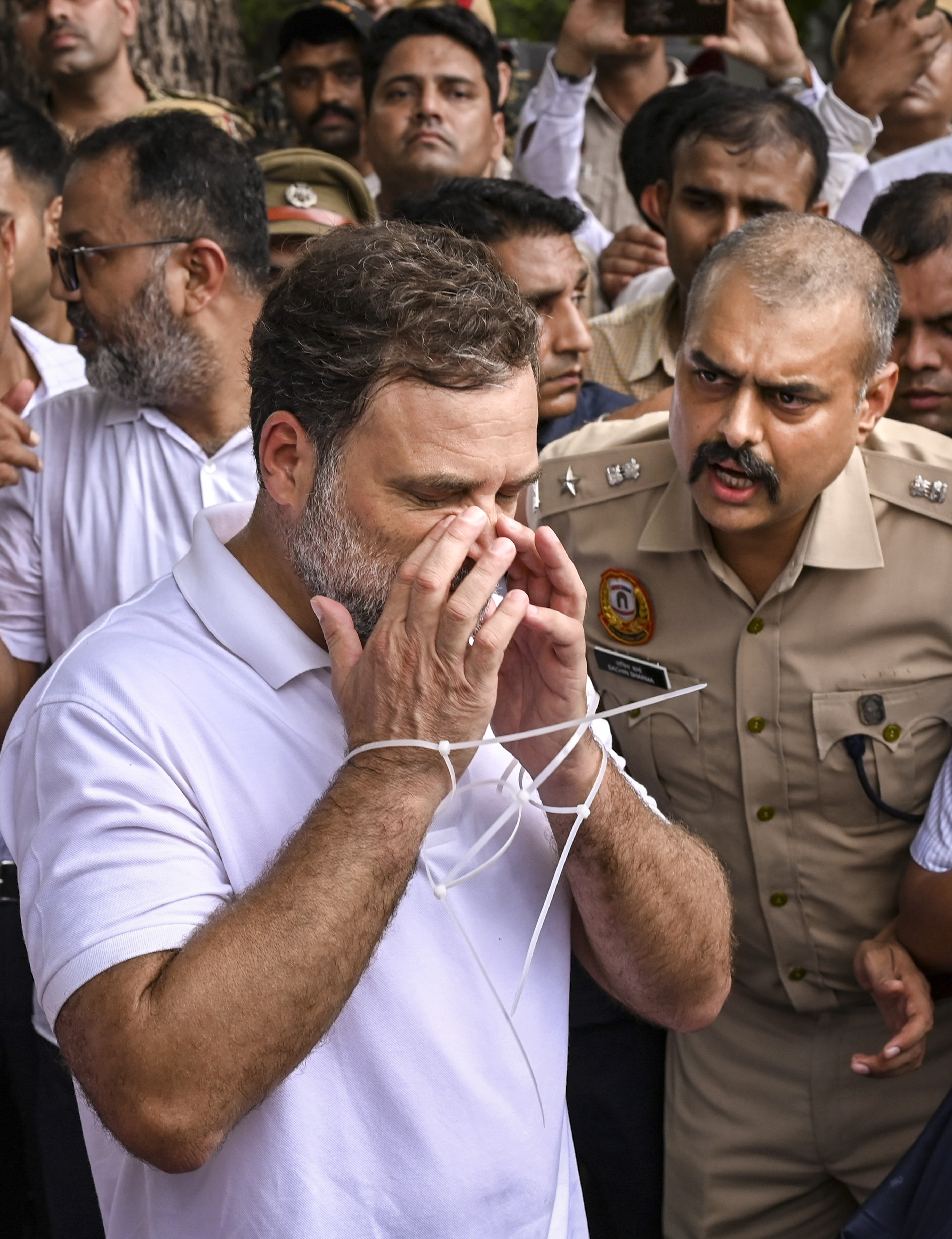 राहुल को उठाने के दौरान उनकी नाक में चोट लगी। वह दोनों हाथ को बांधे भी हुए थे। हाथ बांधने का यह सांकेतिक प्रदर्शन था। जिसमें दिखाया गया कि सरकार विपक्ष की आवाज दबा रही है।