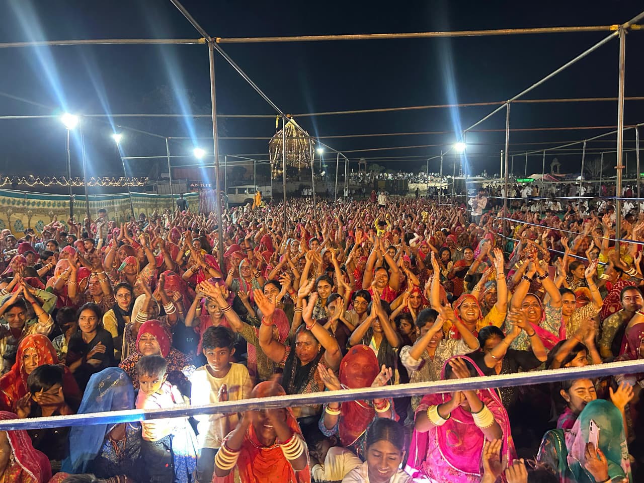 सांस्कृतिक कलाकारों की प्रस्तुतियों और धार्मिक झांकियों ने भी कार्यक्रम में चार चांद लगाए।