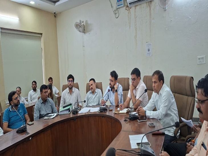 सेक्टर वासियों ने क्षेत्र में सड़क, सीवर, पेयजल, और अन्य मूलभूत नागरिक सुविधाओं से जुड़ी समस्याएं प्रमुखता से उठाईं