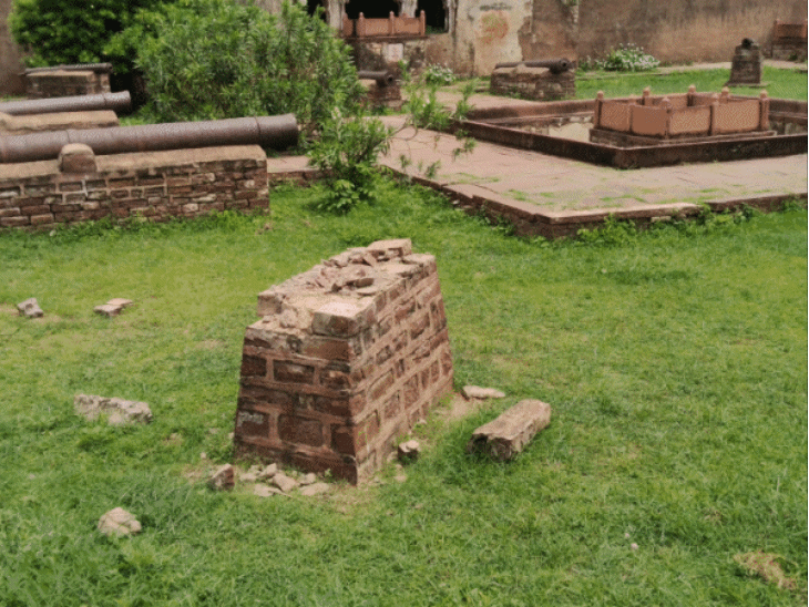 तोप को मध्य प्रदेश के नरवर किले के खुले प्रांगण में इसी चबूतरे पर रखा गया था
