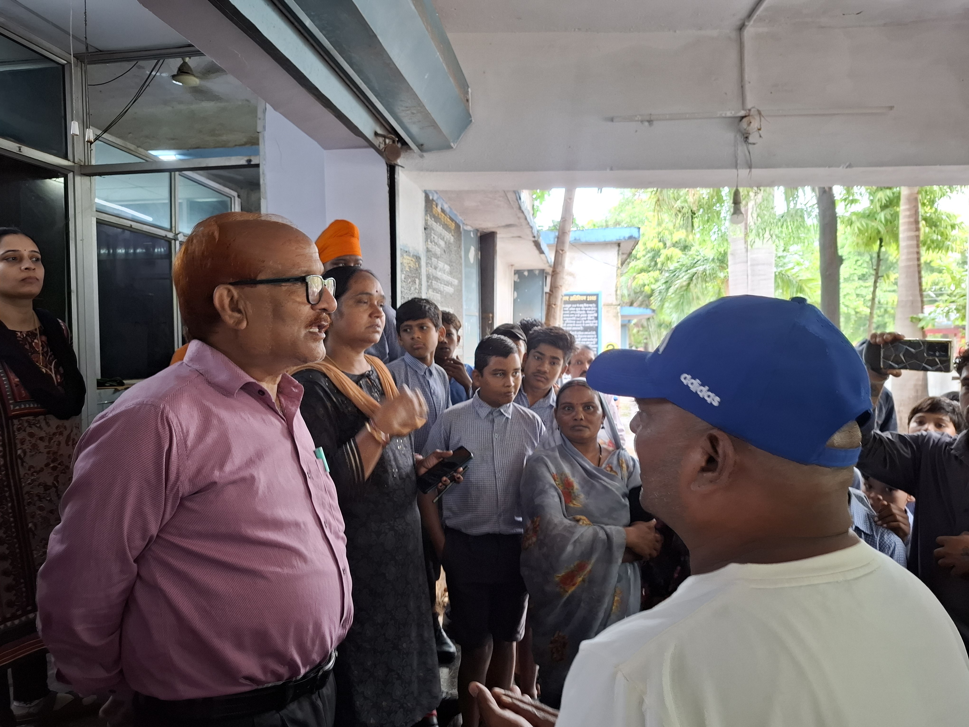 डीईओ ने मामले में तीन सदस्यीय जांच समिति बनाई गई है।