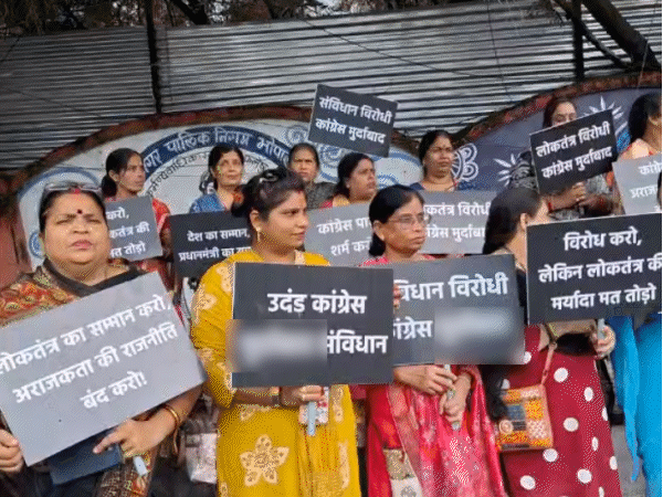 इस पोस्टर में संविधान विरोधी बात लिखी थी।