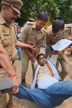 काशी में कांग्रेस कार्यकर्ताओं को पुलिस टांगकर लेकर गई।