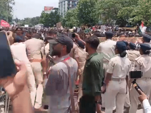 पेपर लीक, धर्मेंद्र प्रधान के इस्तीफे की मांग को लेकर राजभवन मार्च निकाल रहे थे|पटना,Patna - Dainik Bhaskar