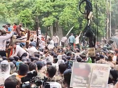बड़ी संख्या में भाजपा कार्यकर्ता घेराव में शामिल हुए हैं।