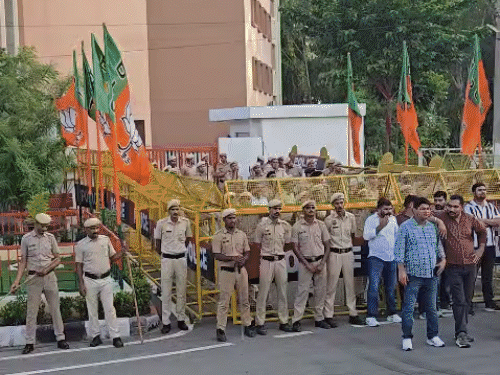 पंचकूला में बीजेपी ऑफिस के बाहर नारेबाजी करते कांग्रेसी।