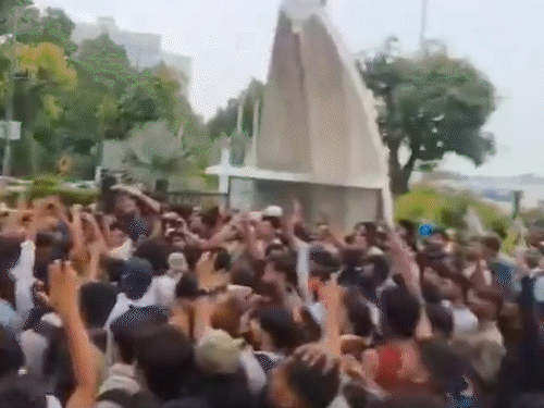 बंगला साहिब गुरुद्वारे में शरण लेने के लिए आए आंदोलनकारी युवा।