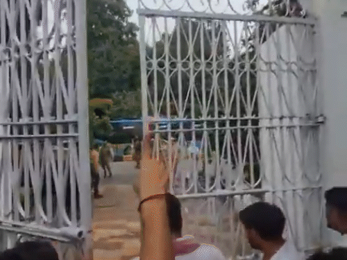 गुरुद्वारे के अंदर आने के बाद आंदोलनकारियों ने गेट बंद कर दिया।