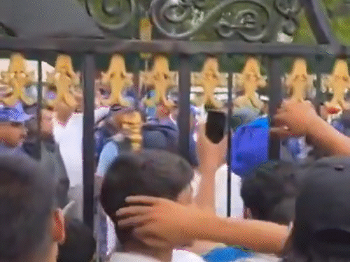 आंदोलनकारी गुरुद्वारे के अंदर रहे और पुलिस बाहर ही खड़ी रही।