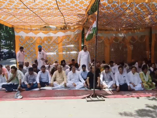 यमुनानगर में भी अनाज मंडी में कांग्रेसियों ने धरना-प्रदर्शन किया।