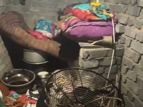 छोटे से कमरे में किसी तरह गुजारा करता है परिवार।