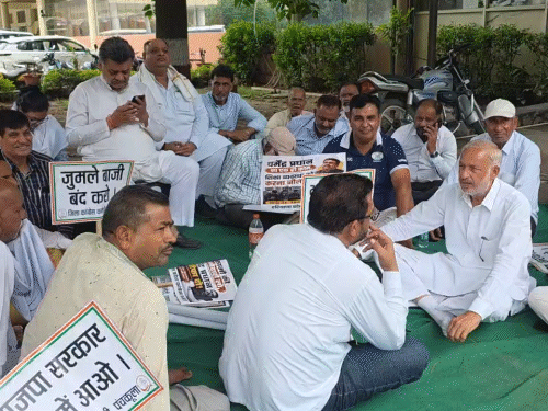 पंचकूला में डीसी कार्यालय पर कांग्रेस नेताओं और कार्यकर्ताओं ने धरना दिया।