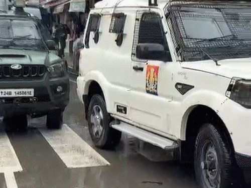 पुलिस, सेना और अन्य सुरक्षा एजेंसियों ने इलाके की घेराबंदी कर दी है।