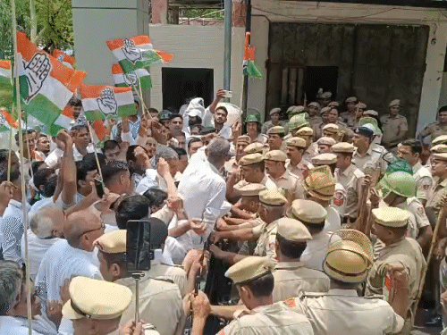 भिवानी में पुलिस द्वारा लगाई गई बैरिकेडिंग पर चढ़कर नारेबाजी करते कांग्रेस नेता और कार्यकर्ता।