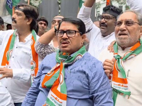 मुंबई में कांग्रेस कार्यकर्ताओं ने बुधवार को केंद्र सरकार के विरोध में प्रदर्शन कर नारेबाजी की। इसके बाद पुलिस ने इन्हें हिरासत में ले लिया।