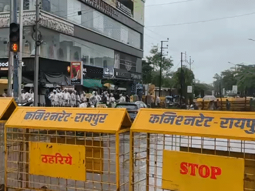 शंकर नगर टर्निंग प्वाइंट पर बैरिकेडिंग की गई। यहां से कुछ समय के लिए आवाजाही बंद रहेगी।