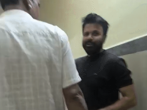 सवाल करने पर सभी एक-एक कर बाहर निकल गए।