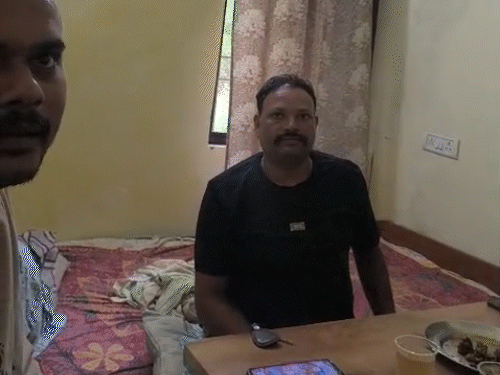 कर्मचारियों ने साथियों के साथ अस्पताल में शराब पार्टी की।