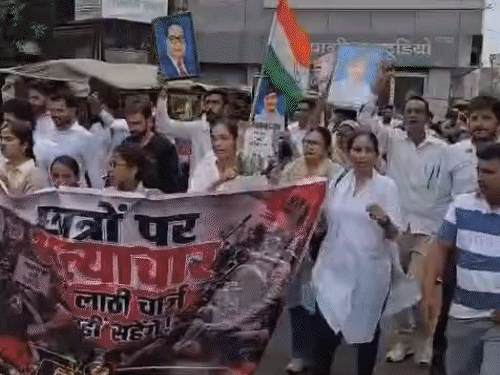 छात्रों के समर्थन में फतेहाबाद में पैदल मार्च निकालते विभिन्न संगठनों के सदस्य।