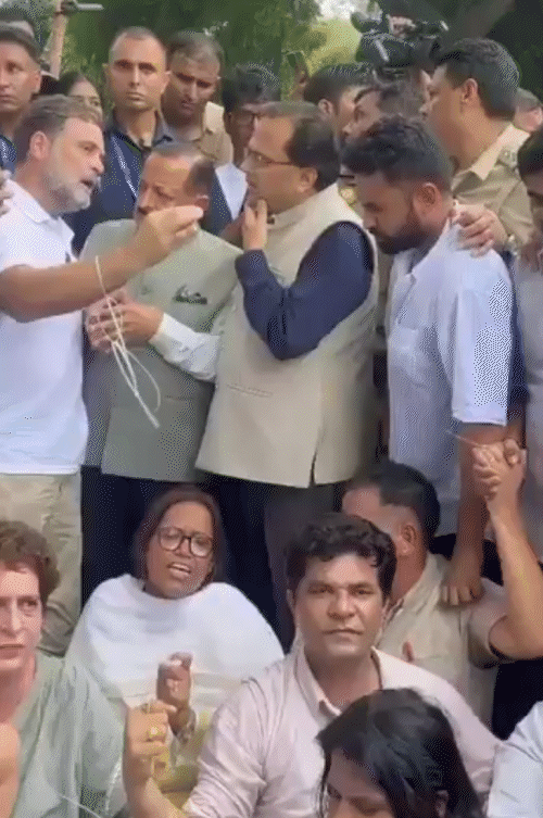 सरकार की ओर से स्थिति संभालने के लिए प्रधानमंत्री कार्यालय में राज्य मंत्री जितेंद्र सिंह को प्रदर्शन स्थल पर भेजा गया। उन्होंने राहुल से बातचीत की।