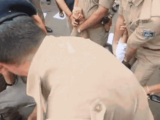कांग्रेस के कार्यकर्ताओं को टांगकर ले जाती पुलिस।