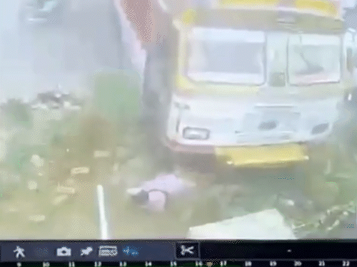 ट्रक के नीचे फंसी युवती। कुछ देर बार उसकी मौत हो गई।