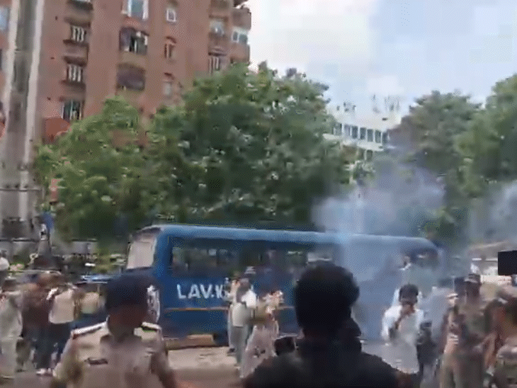 पुलिस ने आंसू गैस के गोले भी दागे।