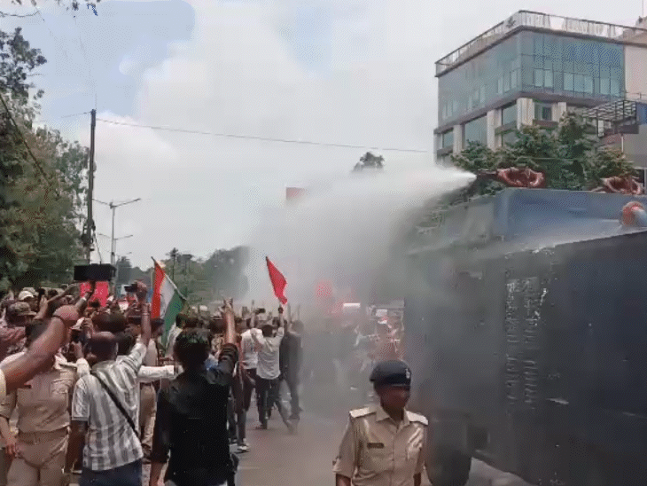 पुलिस ने प्रदर्शन कर रहे छात्रों पर वाटर कैनन का इस्तेमाल किया।