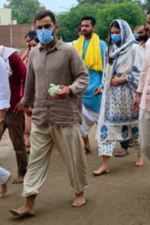 वृंदावन में विराट कोहली और अनुष्का शर्मा नंगे पैर यमुना विहार कुंज से कार तक गए।