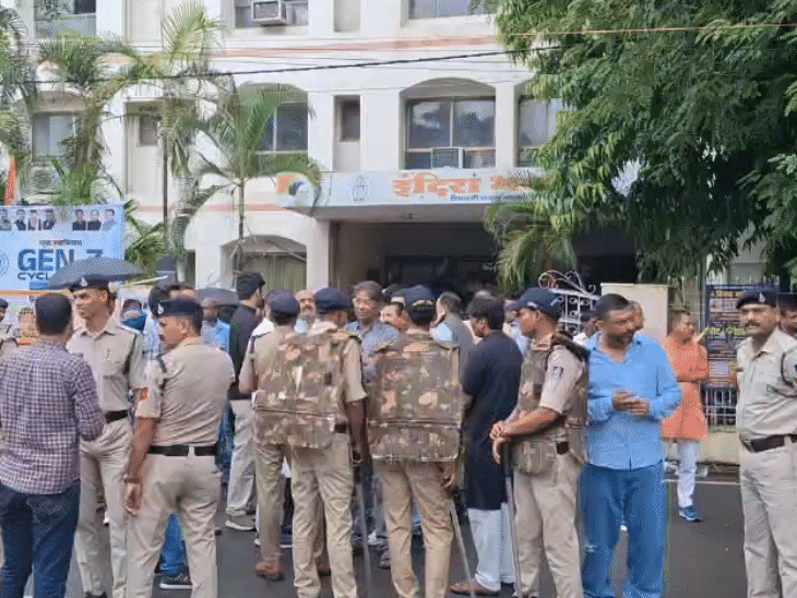 प्रदेश कांग्रेस कार्यालय के दोनों गेट पर पुलिस तैनात