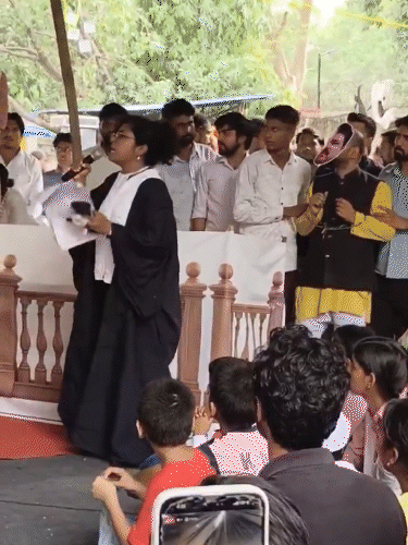 प्रदर्शनकारियों ने कोर्ट में हुई सुनवाई का नाट्य रूपांतरण किया।