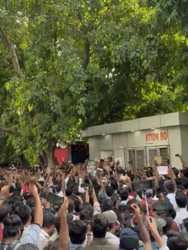 प्रदर्शनकारियों ने जंतर-मंतर पुलिस चौकी पर फूल बरसाकर पिटाई का विरोध जताया।