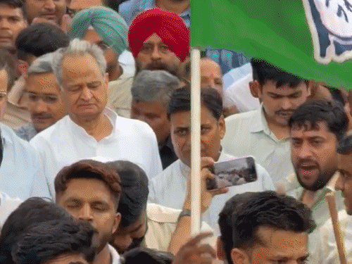 लखनऊ में कांग्रेस कार्यालय पर महिला कार्यकर्ता लाठी लेकर तैनात: भाजपा की कांग्रेस दफ्तर घेराव की कोशिश; पटना में पत्थरबाजी, जयपुर में वाटर कैनन चलाई कांग्रेस के कूच में पूर्व सीएम अशोक गहलोत और प्रदेशाध्यक्ष गोविंद सिंह डोटासरा भी शामिल हुए।