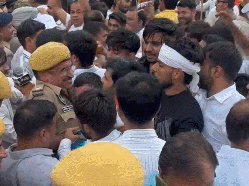 जयपुर में चौमूं हाउस सर्किल पर भाजपा कार्यकर्ताओं और पुलिस में धक्का-मुक्की हुई।