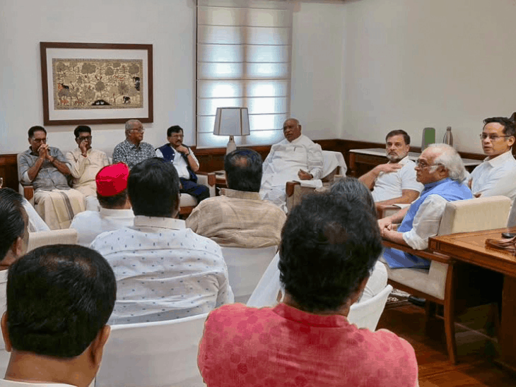 INDIA गठबंधन की मीटिंग में राहुल-सोनिया, खड़गे, संजय राउत समेत कई नेता पहुंचे।