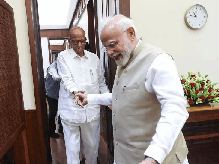 PM मोदी और NCP (SP) चीफ शरद पवार की मुलाकात संसद भवन में हुई। - Dainik Bhaskar