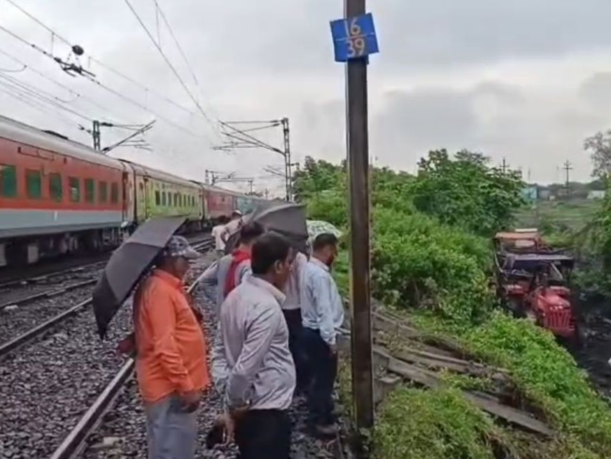 डीसी रेलखंड पर सुरक्षा चिंता बढ़ी, गोफ की भराई हुई; ट्रैकमैन की सतर्कता से मिली जानकारी|धनबाद,Dhanbad - Dainik Bhaskar