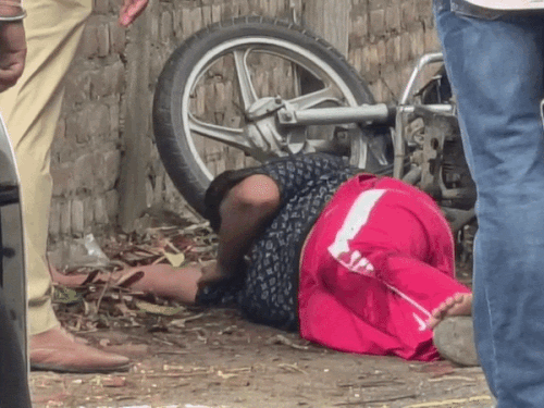 टांग में गोली लगने के बाद जमीन पर गिरकर तड़पता कत्ल का आरोपी। - Dainik Bhaskar